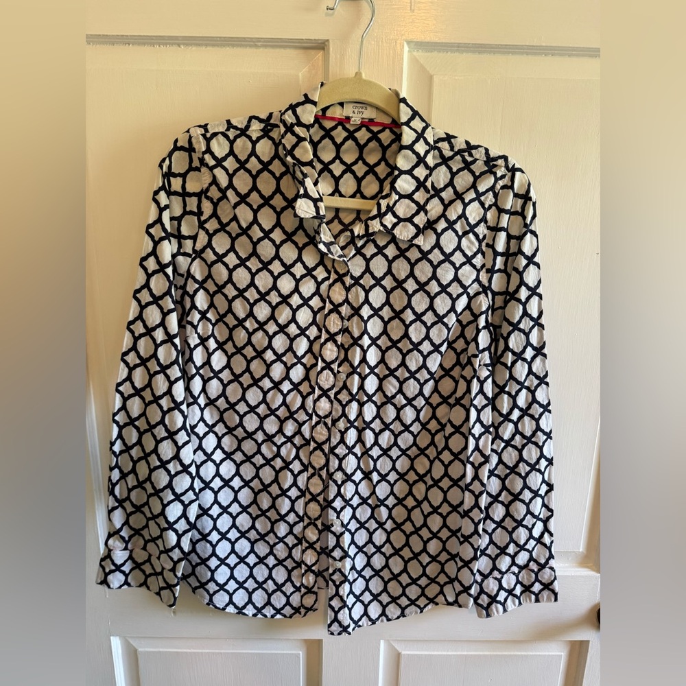 crown & ivy Black and White Geometric Button-Up Blouse